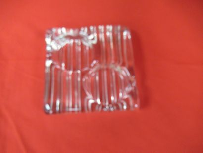 Important cendrier en verre moulé. 15 cm