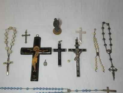 Lot liturgique en métal, bois et résine comprenant...