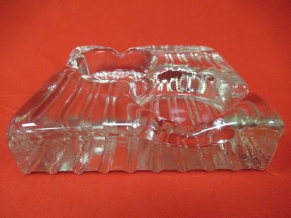 Important cendrier en verre moulé. 15 cm