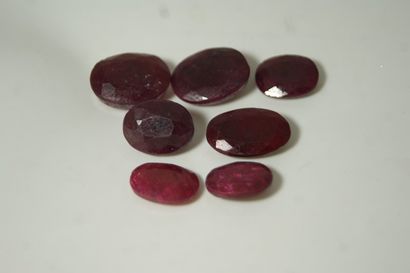 Lot de 7 rubis facetés, traités. Poids total...