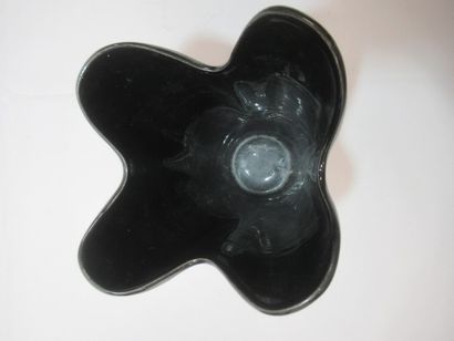 Vase en porcelaine noire à décors peint d'une...
