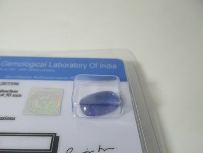 Cabochon de tanzanite, 6,3 carats. Avec son...