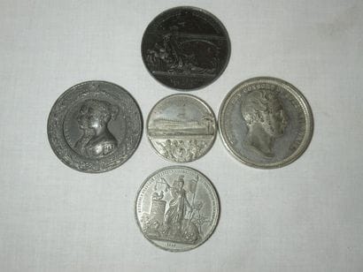 Lot de 5 médailles en métal. XVIIIe. 3,5-5...