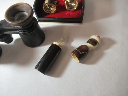 Lot comprenant une paire de boutons de manchette...