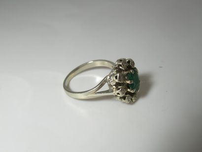 Bague en or blanc, centrée d'une émeraude,...