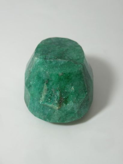 Emeraude, traitée, 180 carats. Avec son certificat...
