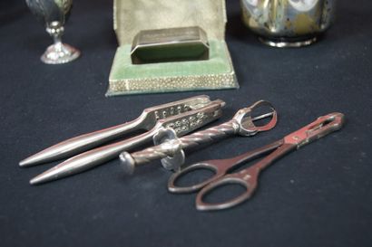 Lot comprenant une coupe sur piédouche (intérieur...