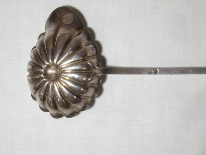 Cuillère à punch en argent, manche en bois...
