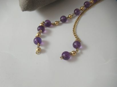 Lot en or jaune, pierres de couleurs et perles...