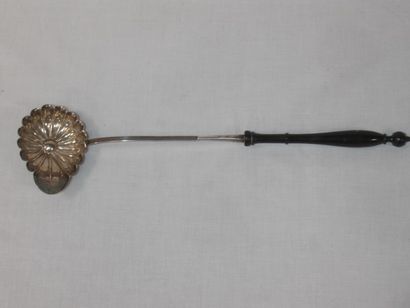 Cuillère à punch en argent, manche en bois...