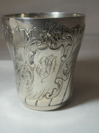Timbale en argent. Intérieur vermeillée....