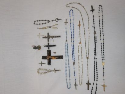 Lot liturgique en métal, bois et résine comprenant...