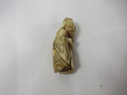 JAPON Netsuke en ivoire, figurant un viellard....