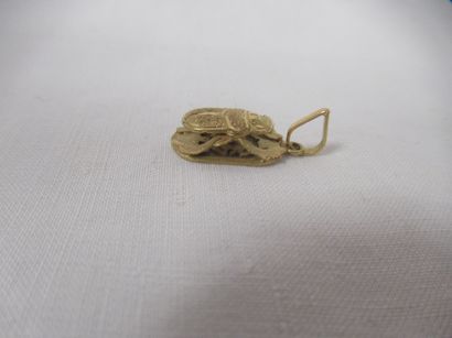 Pendentif en or jaune, en forme de scarabée....