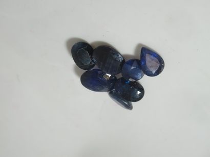 Lot de 7 saphirs facetés. Poids total : 7,5...