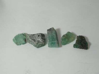 Lot d'émeraudes brutes. Poids total : 15...