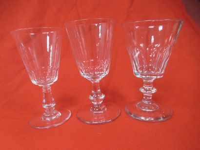 Lot de 20 verres à liqueur dépareillés en...