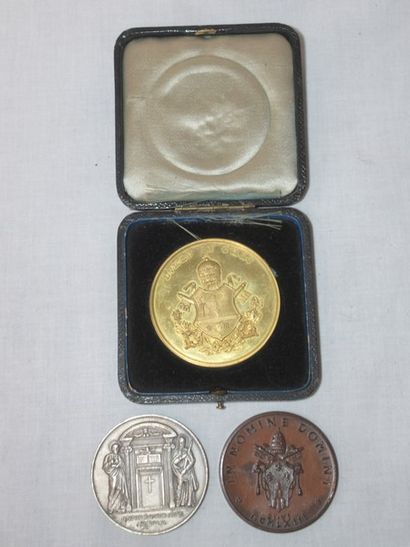 Lot de 3 médailles en métal sur le thème...