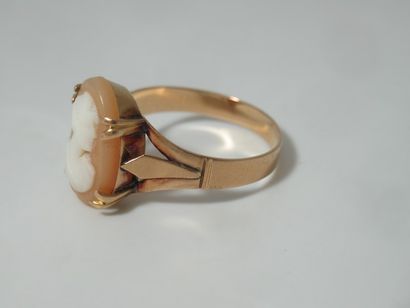 Bague ancienne en or jaune, ornée d'un camée....