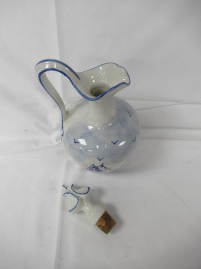 Bouteille en faïence blanche, à décor bleu...