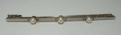Broche en or blanc, ornée de trois perles...