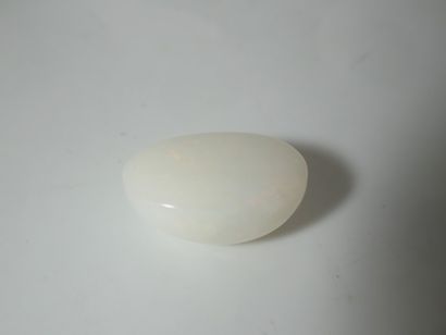 Opale, cabochon, 6,6 carats. Avec son certificat...