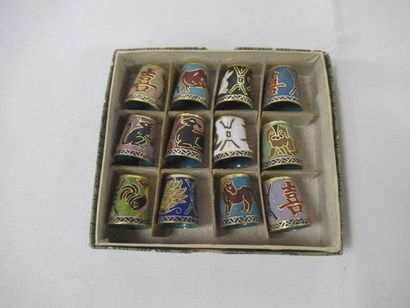 CHINE Série de 12 dés à coudre en métal émaillé....