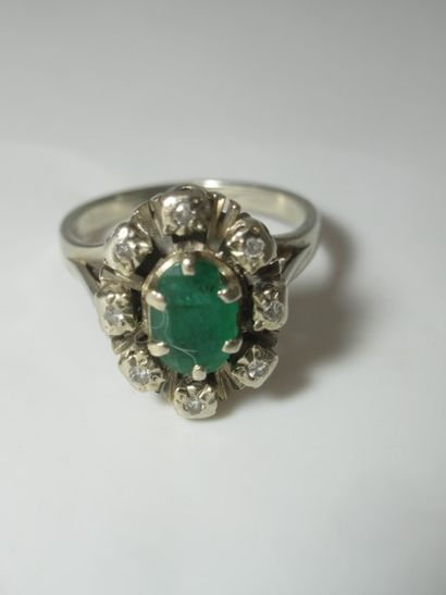 Bague en or blanc, centrée d'une émeraude,...