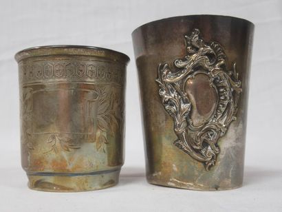 Lot de 2 timbales en argent. Minerve. Poids...