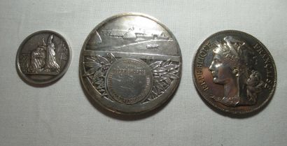 Lot de 3 médailles en argent. Xxe. Poids...