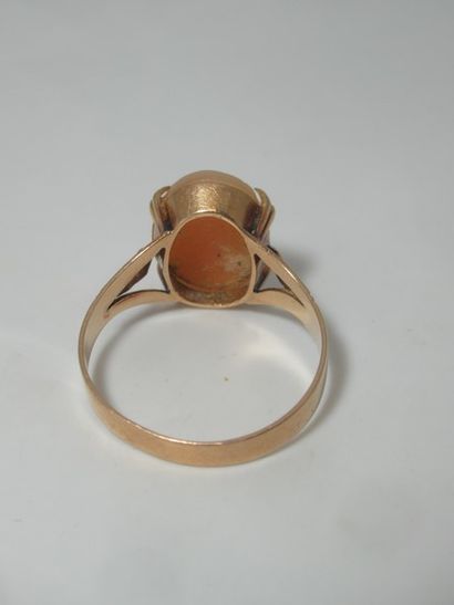 Bague ancienne en or jaune, ornée d'un camée....