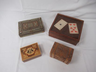 Lot de 4 coffrets en bois, dont un formant...
