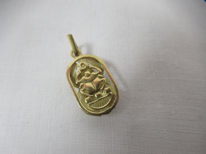 Pendentif en or jaune, en forme de scarabée....
