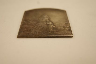 Médaille religieuse en argent. 6 x 5 cm Poids...