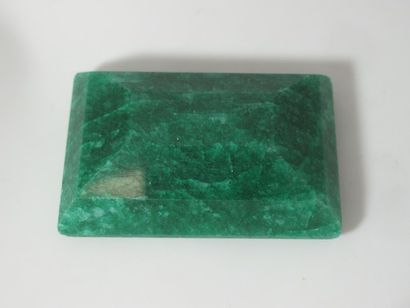 Emeraude, facetée, traitée. 157 carats. Avec...
