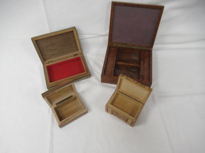 Lot de 4 coffrets en bois, dont un formant...