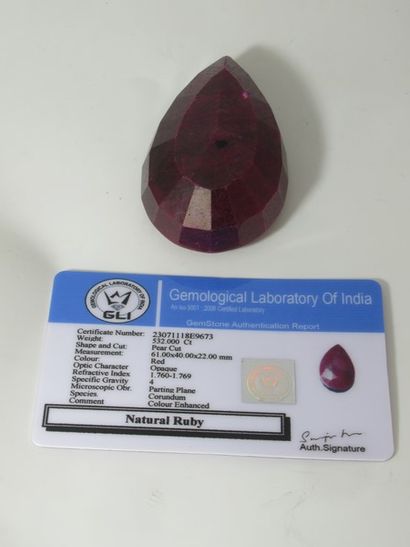 Rubis traité, faceté. 532 carats. Avec son...