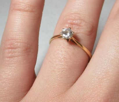 Bague en or jaune 18K (tête d'aigle), sertie...