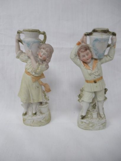 Paire de sculptures en biscuit, figurant...