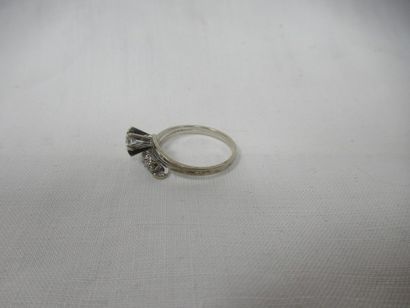 Bague en or blanc, sertie de pierres blanches....