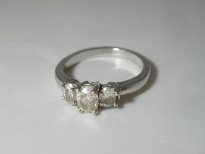 Bague en or 18K, ornée d'un brillant. TDD...