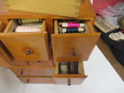 Lot de deux petits meubles en bois et résine,...
