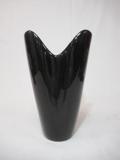 Vase en porcelaine noire à décors peint d'une...