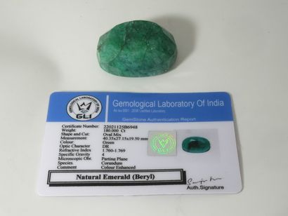 Emeraude, traitée, 180 carats. Avec son certificat...