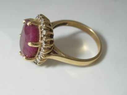 Bague en or 14K, ornée d'un petit rubis....