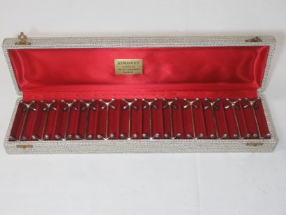 Suite de 12 porte-couteaux en métal argenté....