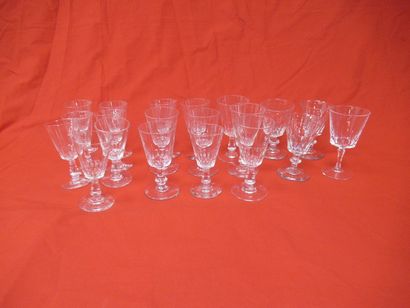 Lot de 20 verres à liqueur dépareillés en...