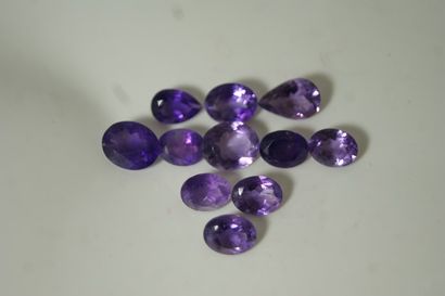 Lot de 11 améthystes taillées. Poids total...
