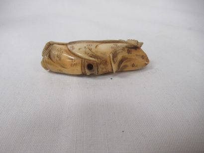 JAPON Netsuke en ivoire, figurant un viellard....