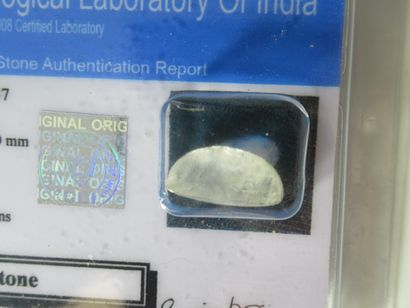 Pierre de lune, cabochon, 7,15 carats. Avec...